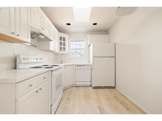 7040 N LOMBARD St, Portland, OR 97203