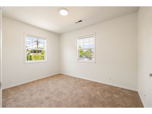 7040 N LOMBARD St, Portland, OR 97203