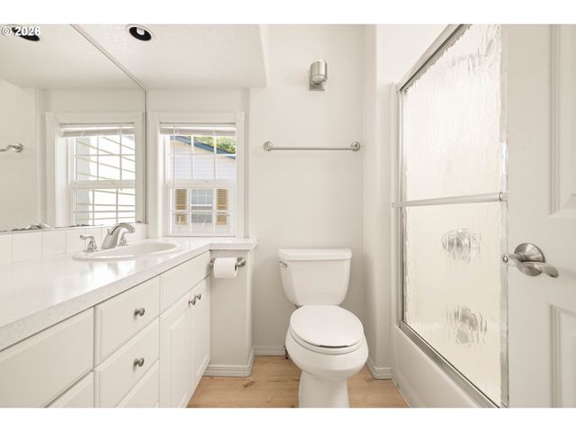 7040 N LOMBARD St, Portland, OR 97203