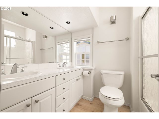 7040 N LOMBARD St, Portland, OR 97203