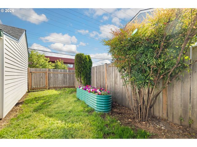7040 N LOMBARD St, Portland, OR 97203