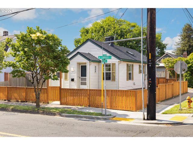 7040 N LOMBARD St, Portland, OR 97203