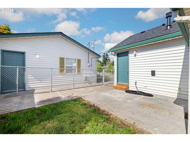 7040 N LOMBARD St, Portland, OR 97203