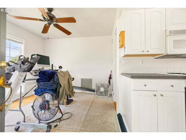 7040 N LOMBARD St, Portland, OR 97203