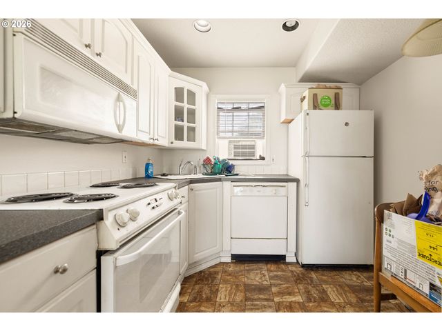 7040 N LOMBARD St, Portland, OR 97203