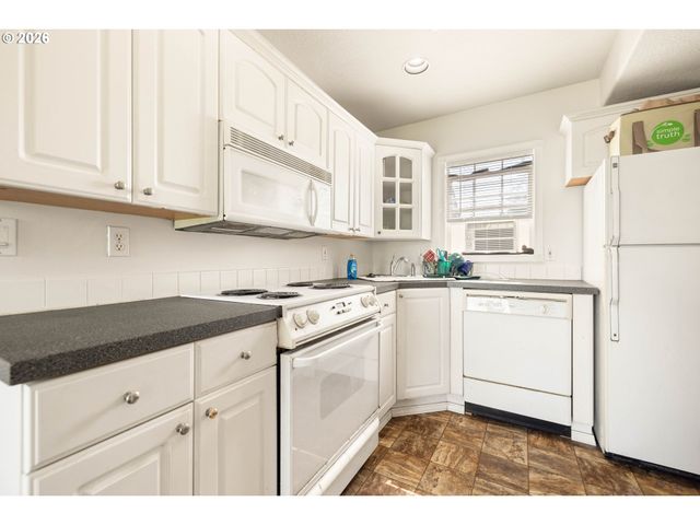 7040 N LOMBARD St, Portland, OR 97203