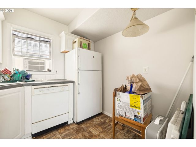 7040 N LOMBARD St, Portland, OR 97203