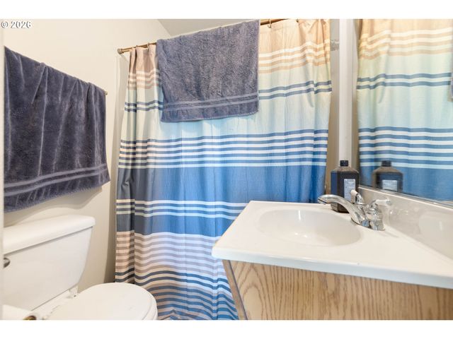 7040 N LOMBARD St, Portland, OR 97203