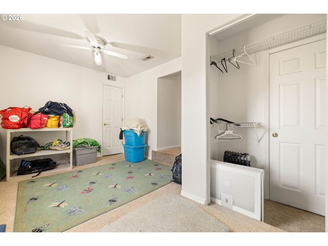 7040 N LOMBARD St, Portland, OR 97203