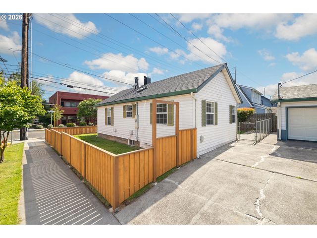 7040 N LOMBARD St, Portland, OR 97203