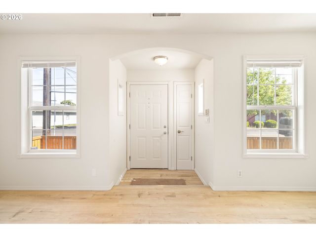 7040 N LOMBARD St, Portland, OR 97203