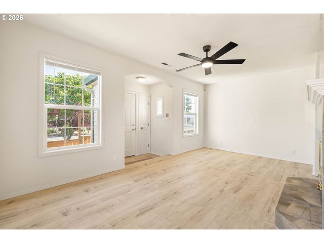 7040 N LOMBARD St, Portland, OR 97203