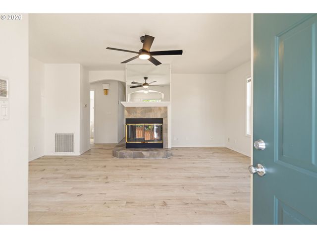 7040 N LOMBARD St, Portland, OR 97203