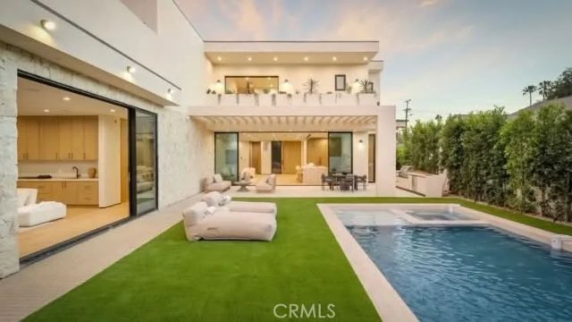 15447 Huston, Sherman Oaks, CA 91403