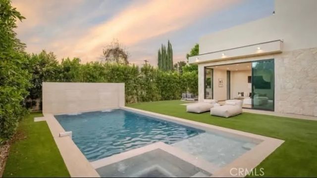 15447 Huston, Sherman Oaks, CA 91403