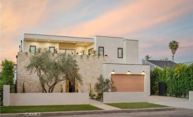 15447 Huston, Sherman Oaks, CA 91403