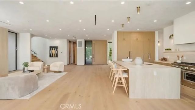 15447 Huston, Sherman Oaks, CA 91403