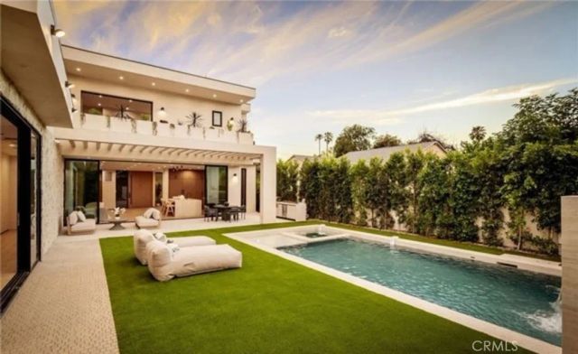 15447 Huston, Sherman Oaks, CA 91403