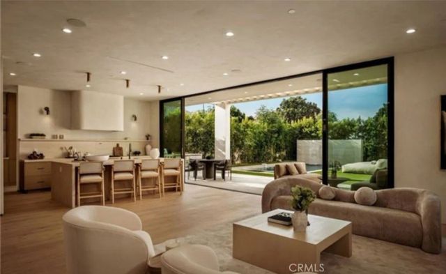 15447 Huston, Sherman Oaks, CA 91403