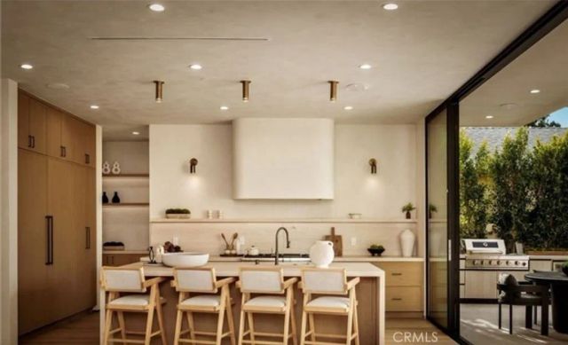 15447 Huston, Sherman Oaks, CA 91403