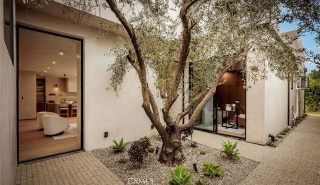 15447 Huston, Sherman Oaks, CA 91403