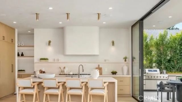 15447 Huston, Sherman Oaks, CA 91403