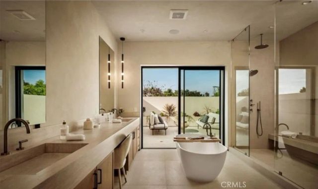 15447 Huston, Sherman Oaks, CA 91403