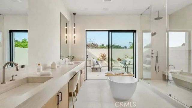 15447 Huston, Sherman Oaks, CA 91403