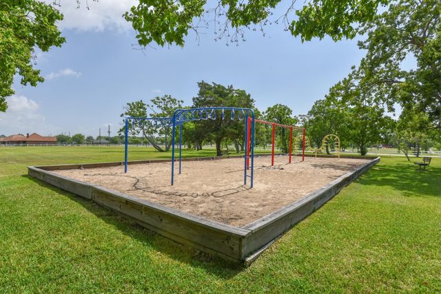 5835 Plantation Drive, Baytown, TX 77523