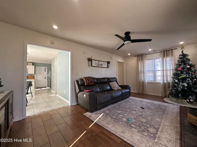 101 Spain Drive, Hubert, NC 28539