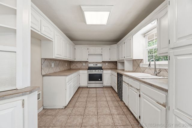 13685 E Crestview Drive, Claremore, OK 74019