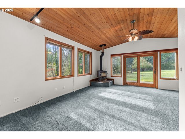 53874 FISHTRAP Rd, Myrtle Point, OR 97458