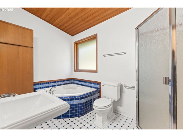 53874 FISHTRAP Rd, Myrtle Point, OR 97458