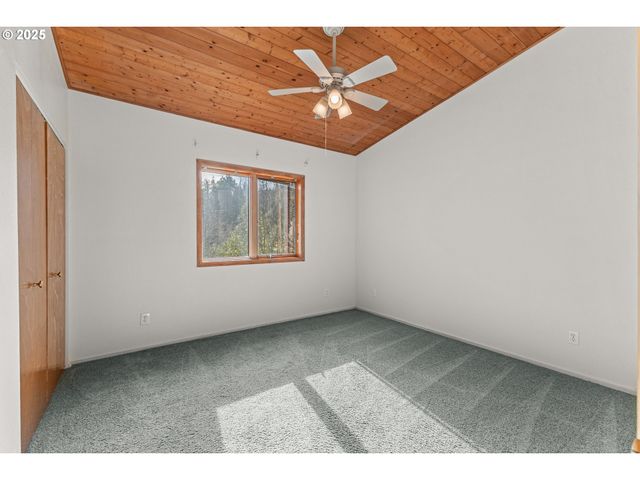 53874 FISHTRAP Rd, Myrtle Point, OR 97458