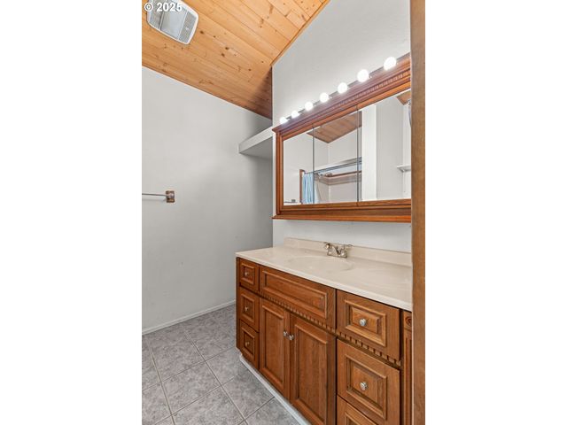 53874 FISHTRAP Rd, Myrtle Point, OR 97458