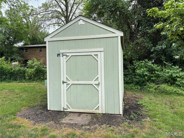 220 Country Meadow Lane, Belleville, IL 62221