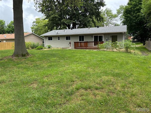 220 Country Meadow Lane, Belleville, IL 62221