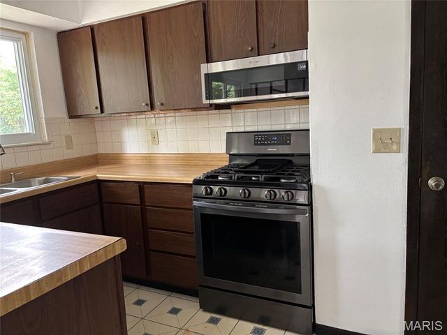 220 Country Meadow Lane, Belleville, IL 62221