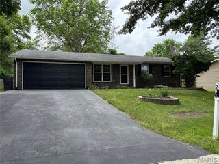 220 Country Meadow Lane, Belleville, IL 62221