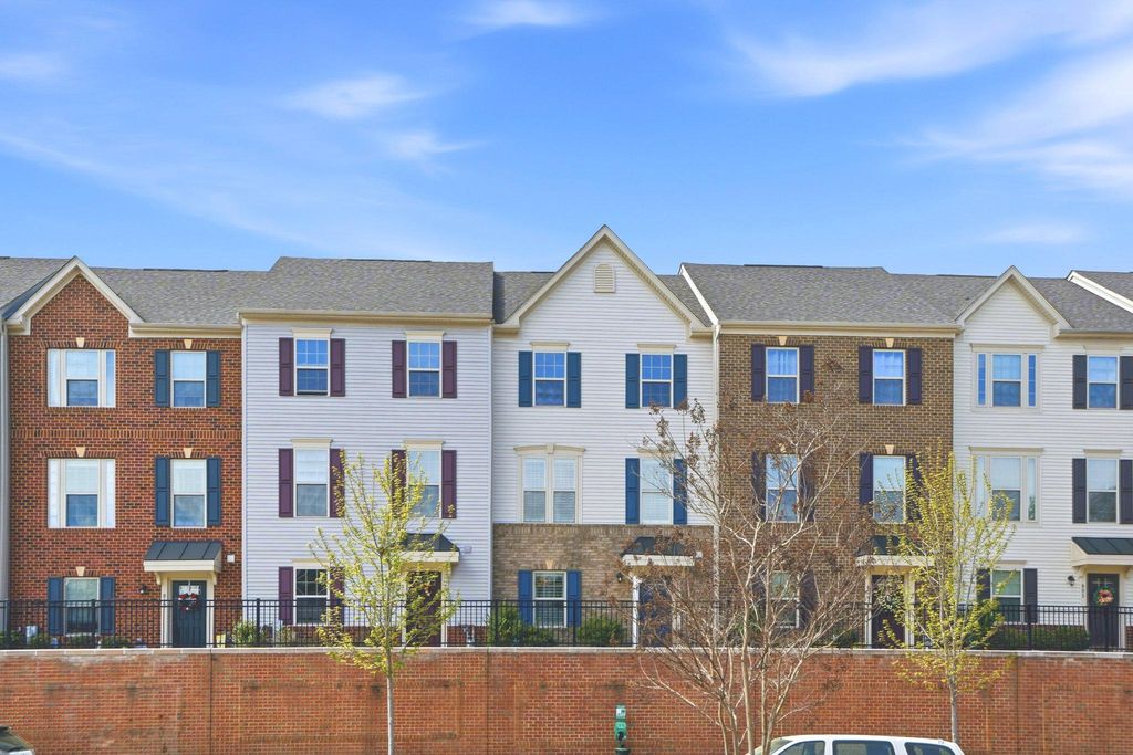 Image 1 of property listing at 806 FOXLEIGH WAY, Middle River, MD 21220