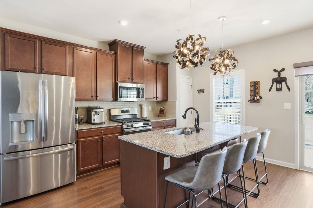 Image 10 of property listing at 806 FOXLEIGH WAY, Middle River, MD 21220