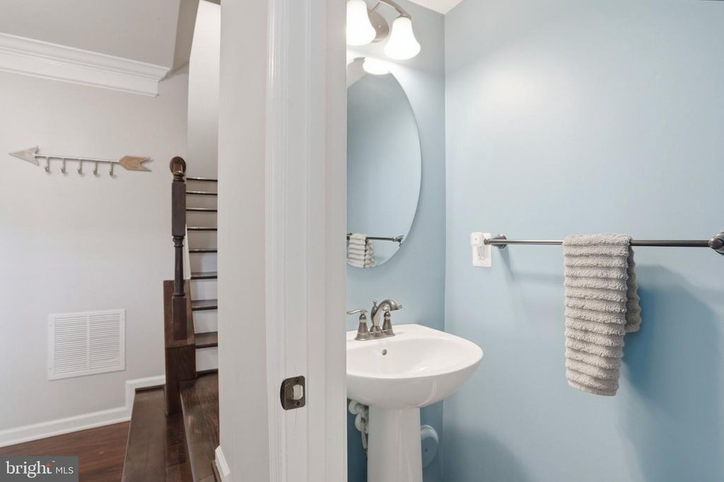 Image 5 of property listing at 806 FOXLEIGH WAY, Middle River, MD 21220