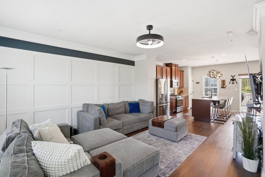 Image 8 of property listing at 806 FOXLEIGH WAY, Middle River, MD 21220