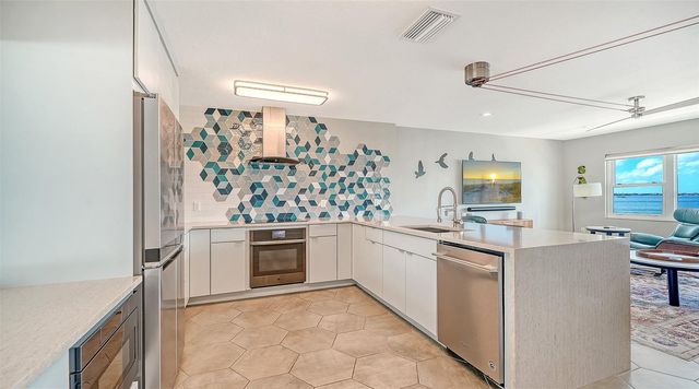 400 GOLDEN GATE POINT 22, Sarasota, FL 34236