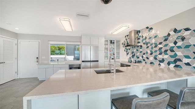 400 GOLDEN GATE POINT 22, Sarasota, FL 34236
