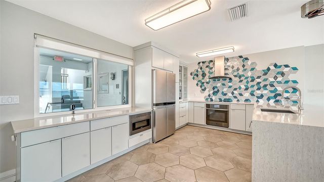 400 GOLDEN GATE POINT 22, Sarasota, FL 34236