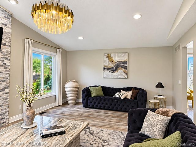 37627 Dorchester Drive, Farmington Hills, MI 48331