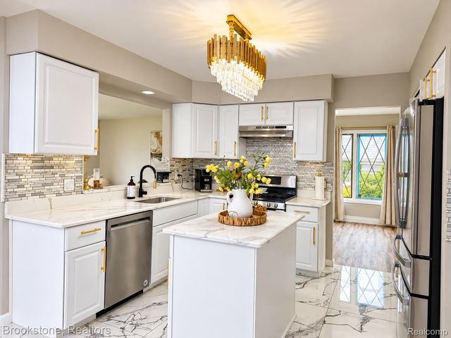 37627 Dorchester Drive, Farmington Hills, MI 48331