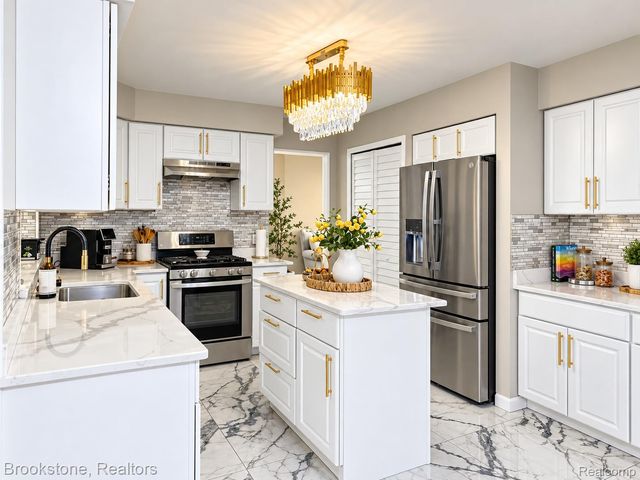 37627 Dorchester Drive, Farmington Hills, MI 48331