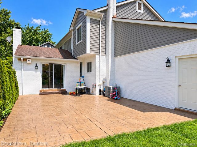 37627 Dorchester Drive, Farmington Hills, MI 48331